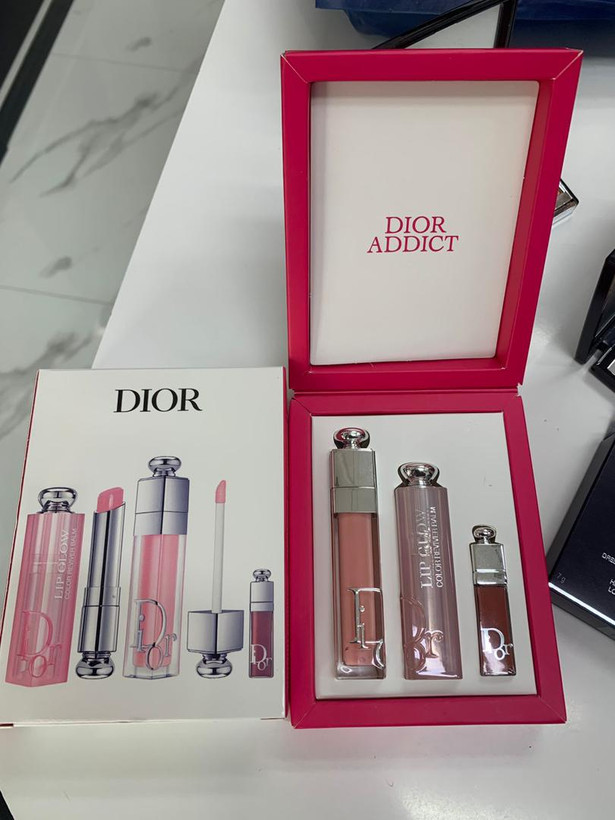 ست بالم و برق لب حجم دهنده دیور مدل Addict Trio Gloss آبرسان، دارای عصاره جوجوبا و مناسب پوست لب معمولی، بسته 3 عددی