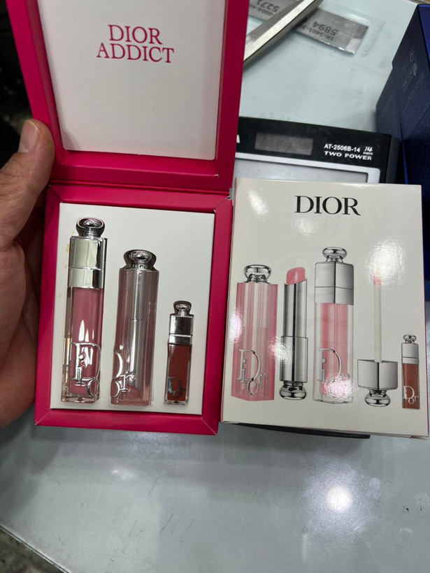 ست بالم و برق لب حجم دهنده دیور مدل Addict Trio Gloss آبرسان، دارای عصاره جوجوبا و مناسب پوست لب معمولی، بسته 3 عددی
