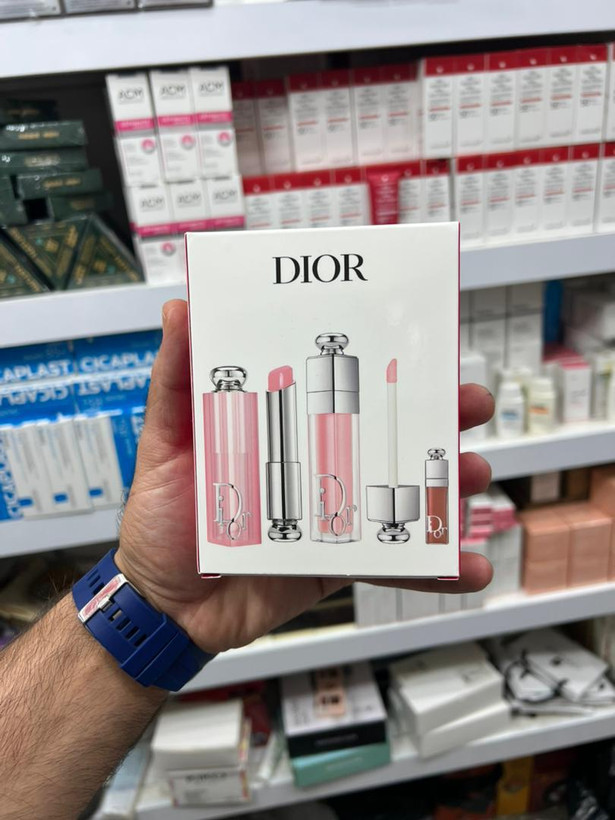 ست بالم و برق لب حجم دهنده دیور مدل Addict Trio Gloss آبرسان، دارای عصاره جوجوبا و مناسب پوست لب معمولی، بسته 3 عددی