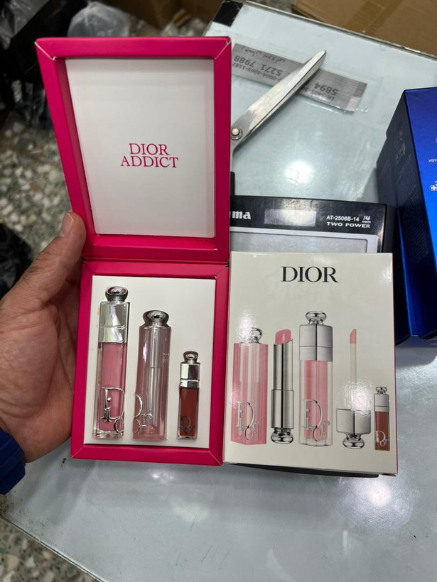 ست بالم و برق لب حجم دهنده دیور مدل Addict Trio Gloss آبرسان، دارای عصاره جوجوبا و مناسب پوست لب معمولی، بسته 3 عددی