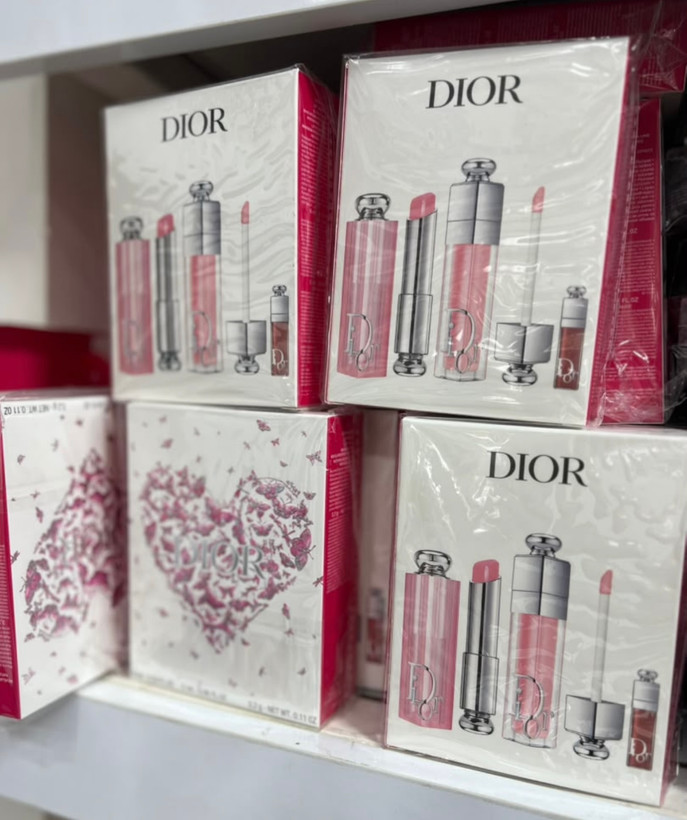 ست بالم و برق لب حجم دهنده دیور مدل Addict Trio Gloss آبرسان، دارای عصاره جوجوبا و مناسب پوست لب معمولی، بسته 3 عددی